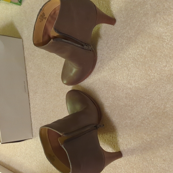 Nine West Trivetto Grey-Beige Heel Booties (Sz 5.5/6) EUC - Picture 4 of 6